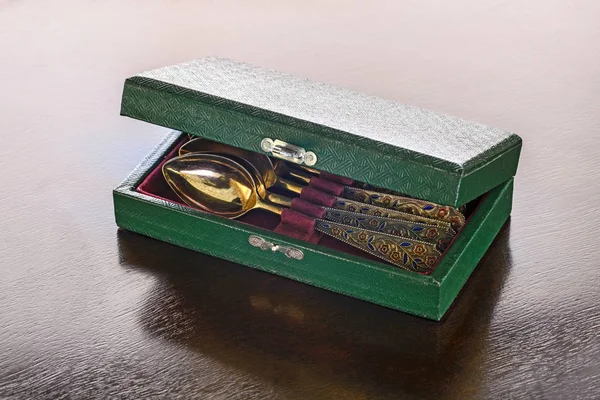Caixa de colheres de ouro antigo — Fotografia de Stock