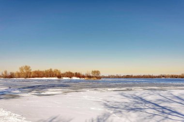 Görünümü Dinyeper Nehri k yakın kavak ve söğüt ağaçları