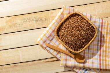 Grechka (buğday) küçük bir tabak içinde en iyi görünümü üzerinde tahta bir masanın üzerine koydu bir havlu. Grechka gıda olarak Doğu Avrupa ülkelerin çoğunda kullanılır