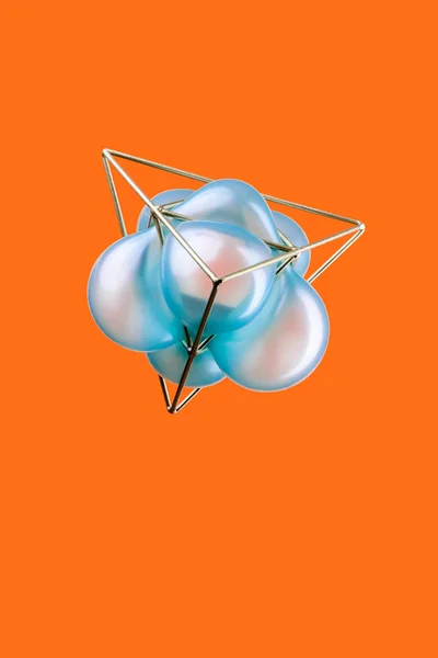 オレンジ色の背景 ボリュームの三角関数表現に分離された青いターコイズ ブルー風船と黄金の三角錐 — ストック写真