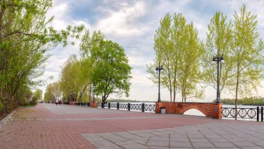 Kiev, Ukrayna, Natalka parçası bulutlu bahar gün doğumu sırasında Dnieper Nehri boyunca yolun görünümü