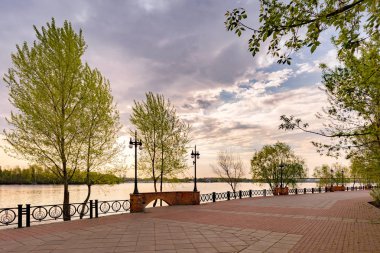 Kiev, Ukrayna, Natalka parçası bulutlu bahar gün doğumu sırasında Dnieper Nehri boyunca yolun görünümü