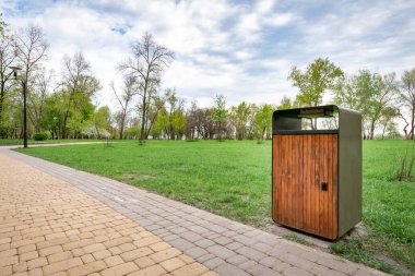 Natalka park, Kiev, Ukrayna, Dnieper Nehri Bahar yakın bir ahşap ve metal çöp kutusu