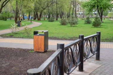 Natalka park, Kiev, Ukrayna, Dnieper Nehri Bahar yakın bir ahşap ve metal çöp kutusu
