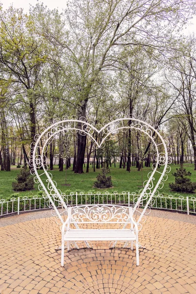 Cœur Blanc Derrière Banc Pour Symboliser Amour Dans Parc Natalka — Photo