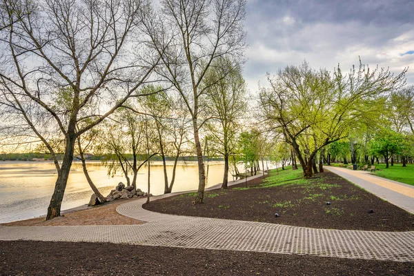 Pavés Blocs Herbe Formant Sentier Près Rivière Dniepr Dans Parc — Photo
