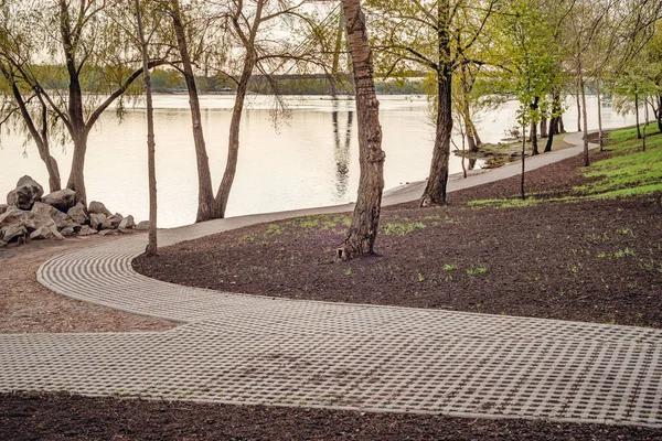 Gräs Block Marksten Bildar Väg Nära Floden Dnepr Natalka Park — Stockfoto