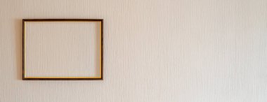 Gerçek bir antik ahşap fotoğraf çerçevesi altın süslemeleri ve boş 