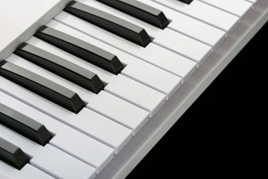 Bir müzik klavyesinin siyah beyaz tuşları