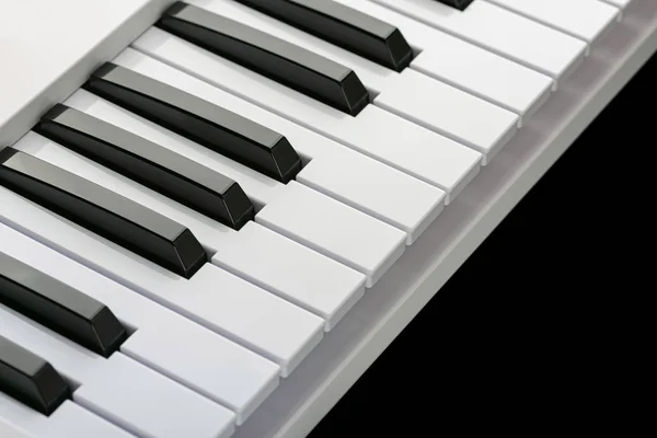 Teclas em preto e branco de um teclado de música — Fotografia de Stock
