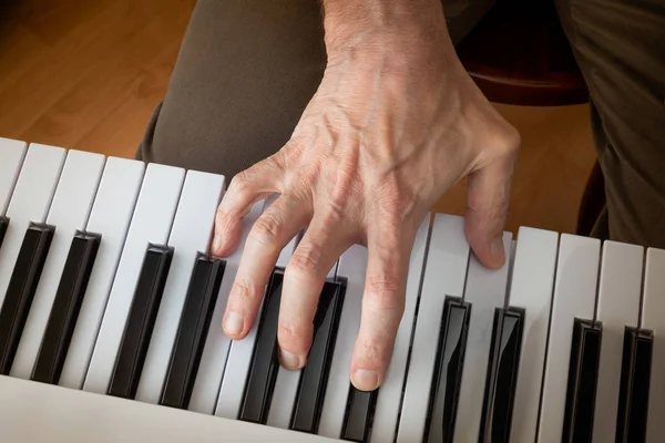 Mano di un musicista che suona una tastiera musicale — Foto Stock