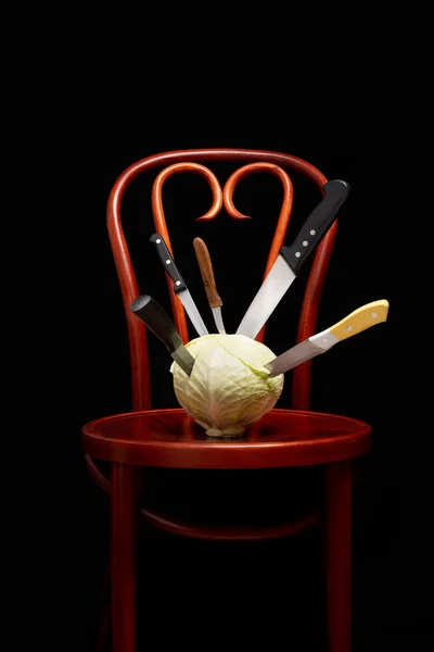 刀叉卡在放在放在Thonet椅子上的白菜上 — 图库照片