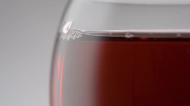Krople Spływają Powierzchni Kieliszka Czerwonego Wina — Wideo stockowe