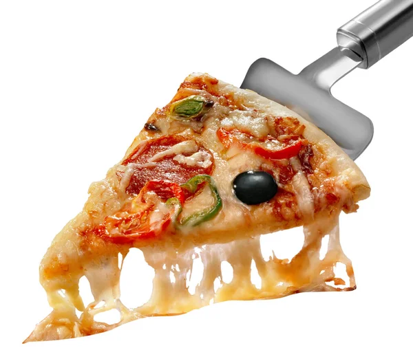 スパチュラでスライスしたピザ チーズとピザ オリーブ トマト ソーセージ パプリカ 白い背景に隔離 クリッピングパス保存 ストックフォト