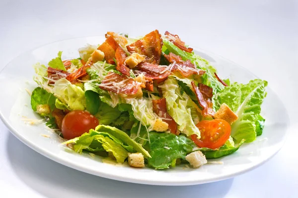 Salada Prato Branco Vidro Com Tomate Cereja Bacon Croutons Alface — Fotografia de Stock