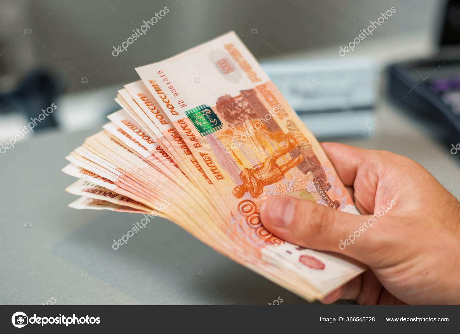 000俄罗斯卢布的名称一捆钞票在男性手里5000卢布000笔现金俄罗斯联邦宏观货币丰富的概念——图库图片© proprint777 #366545628