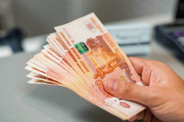 Beş bin Rus rublesinin mezhepleri. Bir deste banknot, erkek eli. 5000 ruble. Rusya Federasyonu makro Rus parasından beş bin nakit. Zengin konsept