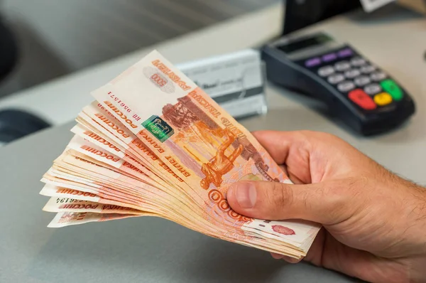 Ять Тисяч Рублів Деномінації Купа Банкнот Чоловічих Рублях 5000 Рублів Ліцензійні Стокові Фото