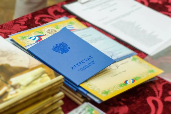モスクワ ロシア 高校卒業証書は 文書の中のテーブルの上にあります ロシア語の碑文 中等教育の証明書 ストック画像