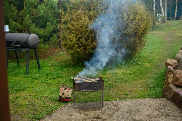 Brännande Ved Grillen Rök Från Elden Papperspåse Med Träkol För — Stockfoto