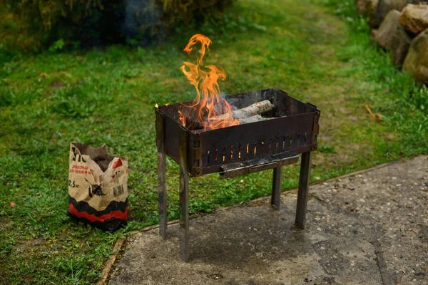 Brännande Ved Grillen Rök Från Elden Papperspåse Med Träkol För — Stockfoto