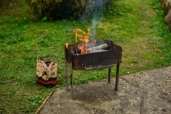 Brännande Ved Grillen Rök Från Elden Papperspåse Med Träkol För — Stockfoto