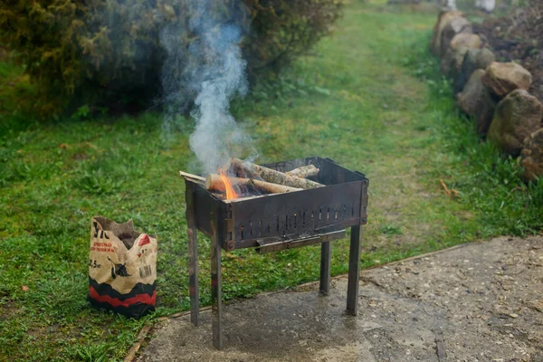 Burning Firewood Grill Smoke Fire Paper Bag Charcoal Grilling Background — Stock Photo, Image