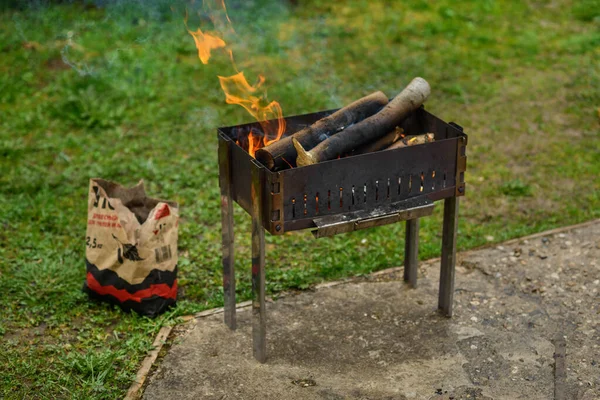 Brandend Brandhout Grill Rook Uit Het Vuur Een Papieren Zak — Stockfoto