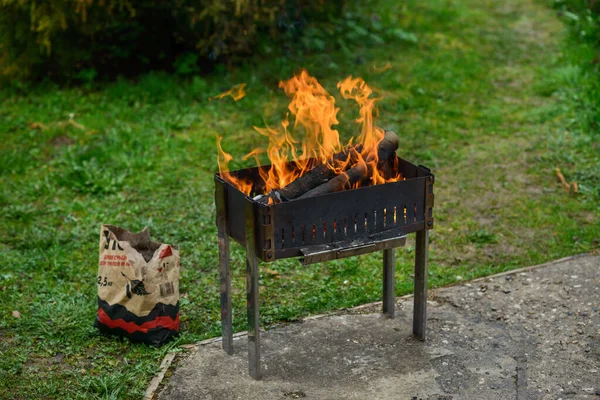 Burning Firewood Grill Smoke Fire Paper Bag Charcoal Grilling Background — Stock Photo, Image