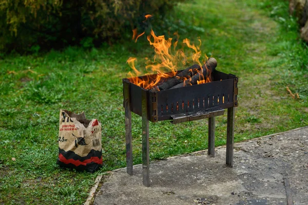 Brandend Brandhout Grill Rook Uit Het Vuur Een Papieren Zak — Stockfoto