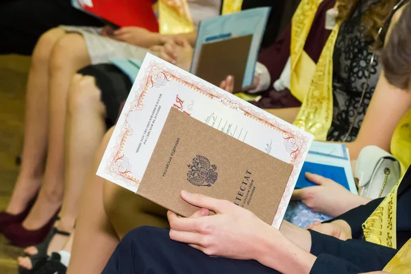 モスクワ ロシア 高校卒業証書は 文書の中のテーブルの上にあります ロシア語の碑文 中等教育の証明書 ストック写真