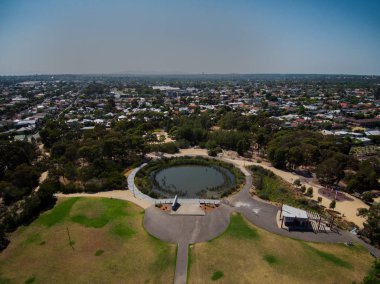 Northcote Tuğla Fabrikası 'nın eski alanındaki ördek göleti. Arka planda Northcote City, Dandenong Dağları' na doğru bakıyor. Melbourne, Victoria, Avustralya