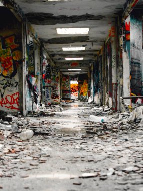 Graffitis büyük bir harabe gibi Bina duvarlarında