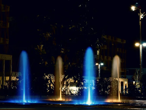 Brunnen in der Nacht — Stockfoto