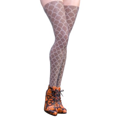 Güzel kadın bacakları yünlü tozluk ve yarım boncuk.