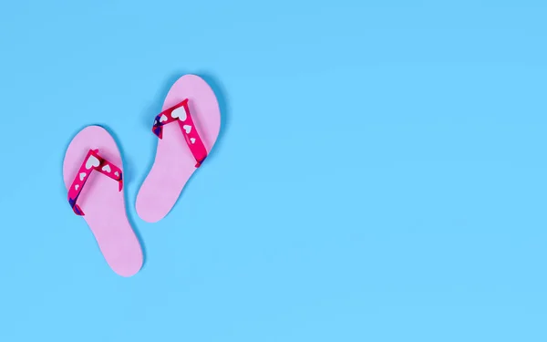 Rubber slippers on pastel background. — Stock Photo, Image