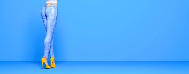 Mavi kotlu bir kadın. Kadın bacakları duvarları boyuyor. Stüdyo fotoğrafçılığı. Kavramsal moda sanat 3D görüntüsü.