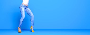 Mavi kotlu bir kadın. Kadın bacakları duvarları boyuyor. Stüdyo fotoğrafçılığı. Kavramsal moda sanat 3D görüntüsü.