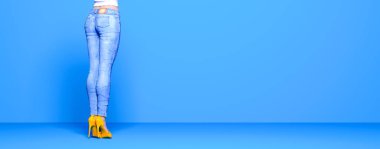Mavi kotlu bir kadın. Kadın bacakları duvarları boyuyor. Stüdyo fotoğrafçılığı. Kavramsal moda sanat 3D görüntüsü.