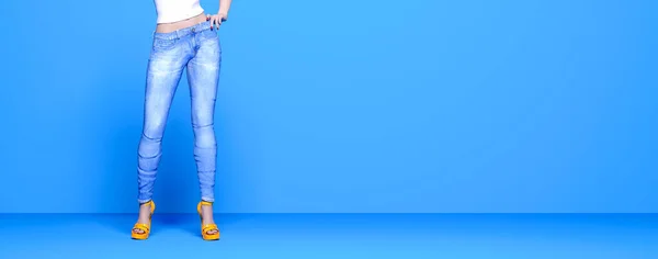 Γυναίκα Μπλε Jeans Female Πόδια Παστέλ Τοίχο Φόντο Woman Στούντιο — Φωτογραφία Αρχείου