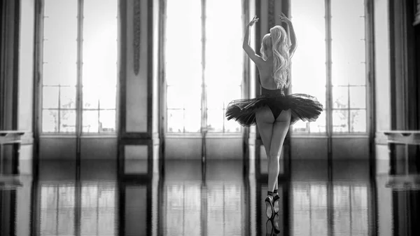 Ballerina Licht Klassieke Zwarte Pointe Schoenen Ballet Tutu Dansende Vrouw — Stockfoto