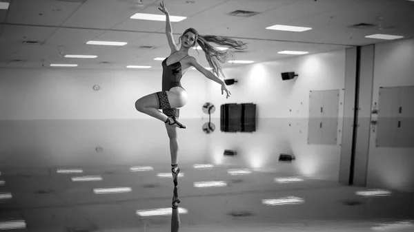 Ballerina Licht Klassieke Zwarte Pointe Schoenen Bodysuit Dansende Vrouw Ballet — Stockfoto