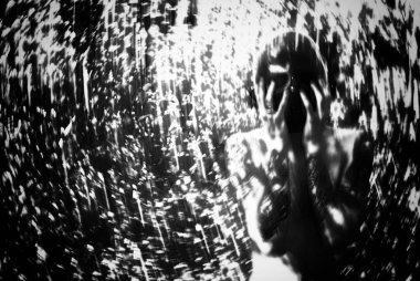 ormanda 8 maskeli adam