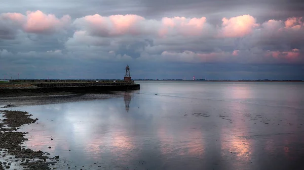 Vecchio faro al mare di glicine — Foto Stock