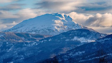 Sognefjord, karlı dağlar