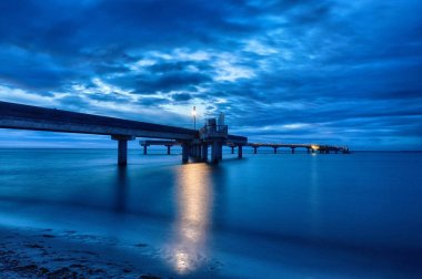 Heiligenhafen plaj ve deniz köprü Baltık Denizi ile