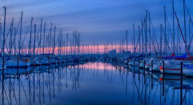 Şafakta yelken liman Heiligenhafen, Almanya