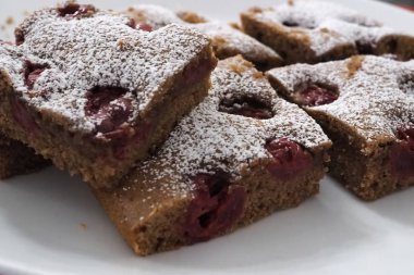 Kiraz ile Gingerbread çikolatalı kek