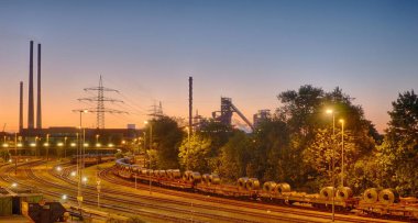 BirSovyet bahçesinde endüstriyel bir çelik fabrikası     