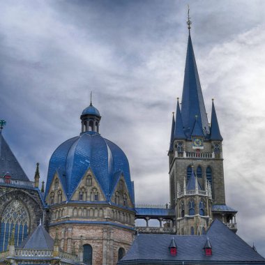 Aachen 'daki tarihi kubbe ve kilise kulesi.